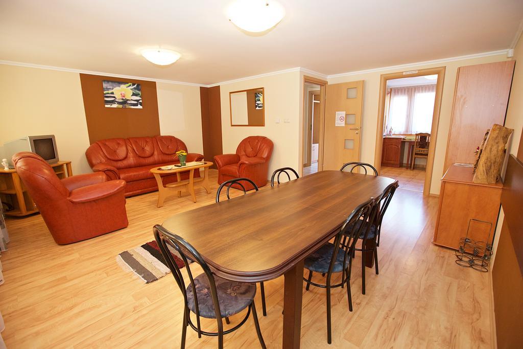 Zoli Apartmanok-Brody 51-53 Hajduszoboszlo Ngoại thất bức ảnh